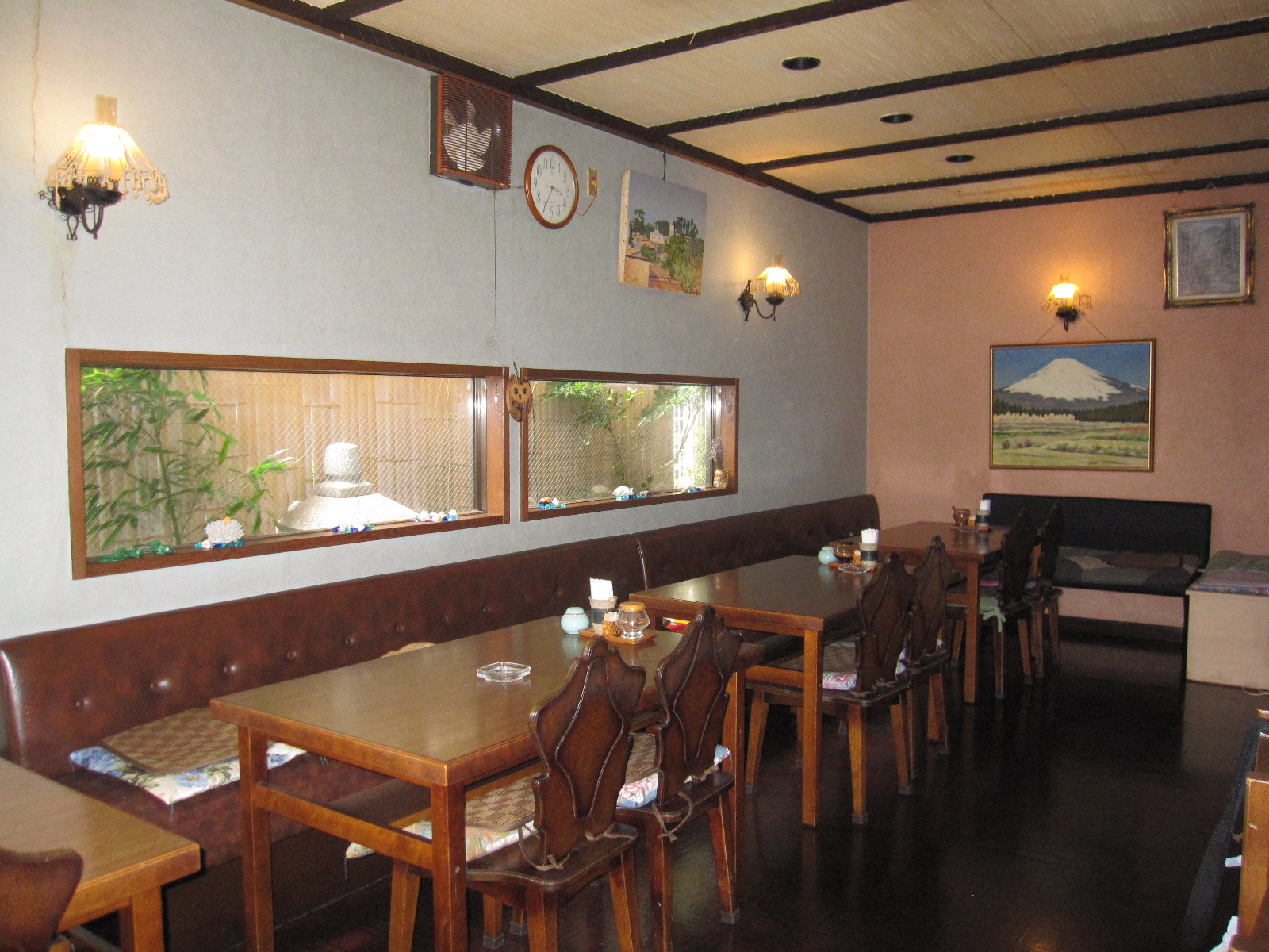 落ち着いた店内